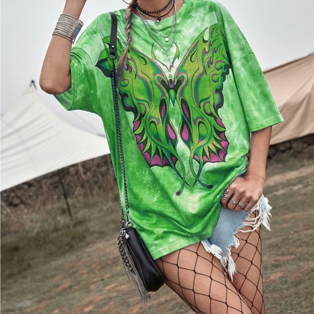 Worn. green tie dye T shirt. medium length. oversized.